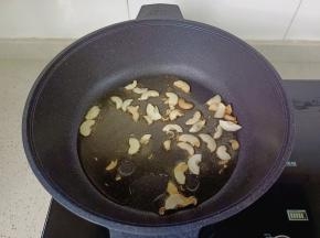 热过凉油下蒜片炒香。