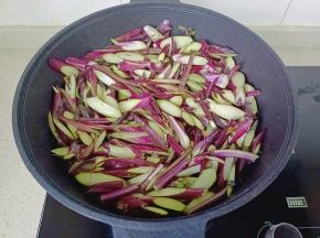 先放入红菜苔根茎。