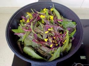 再加入红菜苔叶子。