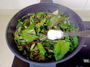 加一点点盐翻炒均匀即可出锅！