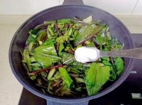 加一点点盐翻炒均匀即可出锅！