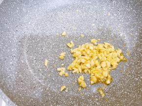 油热后下入蒜末爆香