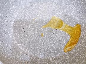 锅里加入少许植物油