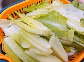 油麦菜淘洗干净切段