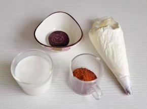 准备食材，奶油加糖打发装裱花袋中。