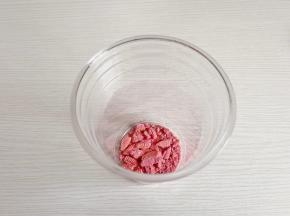 奥利奥饼干放杯子里压碎。