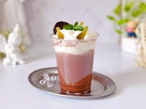 挤入打发的奶油，装饰饼干，软糖，薄荷叶就好啦！