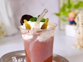 放入吸管搅拌均匀就可以吸啦！