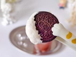 饼干蘸上奶油太赞了。