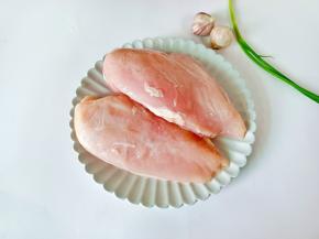 准备好的鸡胸肉最好冷冻一下，切的时候方便。
