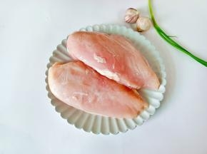 准备好的鸡胸肉最好冷冻一下，切的时候方便。