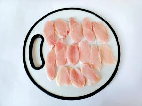 冷冻好的鸡胸撕去表面的薄膜，再切成片。