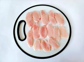 冷冻好的鸡胸撕去表面的薄膜，再切成片。