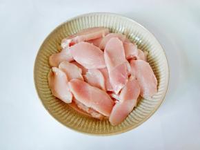 把鸡胸肉片放在盘里。