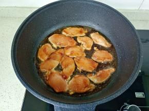 油温五成热放鸡胸肉片煎。