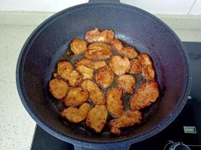 煎到两面金黄上色即可。