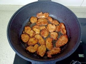 煎到两面金黄上色即可。