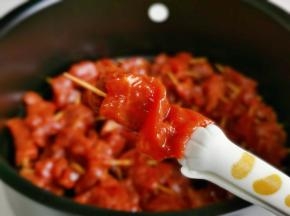 用牙签串起来即可。（牙签开水泡一下。）