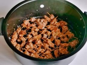 取出刷少许橄榄油，撒上孜然，辣椒粉，白芝麻再烤8分钟。