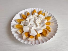豆腐切小块放盘子中间。