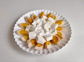 豆腐切小块放盘子中间。