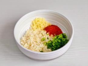 蒜末，葱花，姜末，辣椒粉放入碗中。