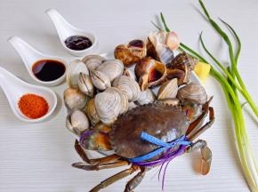 准备食材，海鲜洗净。