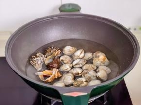 美贝与海螺冷水下锅，大火烧开煮1分钟捞出。