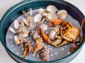 将海鲜摆在蒸屉上。