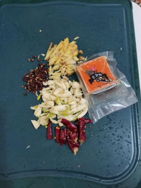 蒜瓣剁成小丁，生姜切成丝。干辣椒切成段，花椒一小把，火锅底料一块儿备用！