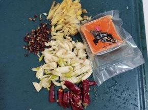 蒜瓣剁成小丁，生姜切成丝。干辣椒切成段，花椒一小把，火锅底料一块儿备用！