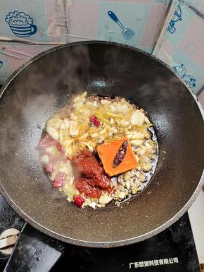 起锅烧油，放入生姜，花椒，蒜瓣，干辣椒，小火爆香。再放入郫县豆瓣酱和火锅底料炒出红油！