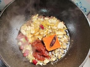 起锅烧油，放入生姜，花椒，蒜瓣，干辣椒，小火爆香。再放入郫县豆瓣酱和火锅底料炒出红油！