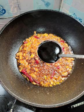 放入一大勺生抽！