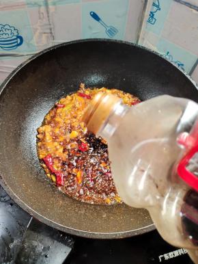 放入少许老抽！