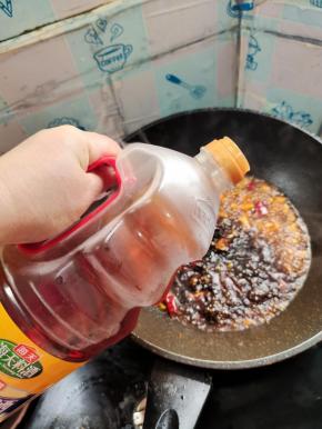 放入一大勺料酒去腥！