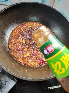 放入一大勺蚝油翻炒均匀！