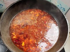 加入适量的水烧开，再煮5分钟左右！