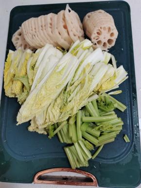 趁着这个时间我们来准备自己喜欢吃的配菜！藕削皮洗净切成块，娃娃菜洗净切成条，芹菜切成段备用！