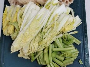 趁着这个时间我们来准备自己喜欢吃的配菜！藕削皮洗净切成块，娃娃菜洗净切成条，芹菜切成段备用！