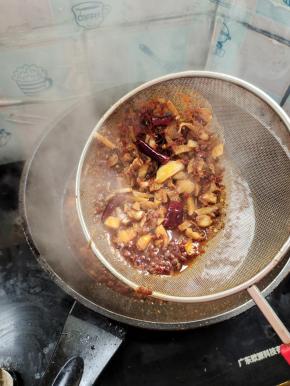 时间到，把火锅底料和郫县豆瓣酱里面的味道煮出来了，再把料渣捞出来不要了！