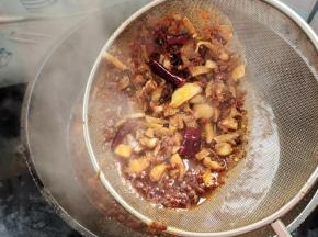 时间到，把火锅底料和郫县豆瓣酱里面的味道煮出来了，再把料渣捞出来不要了！