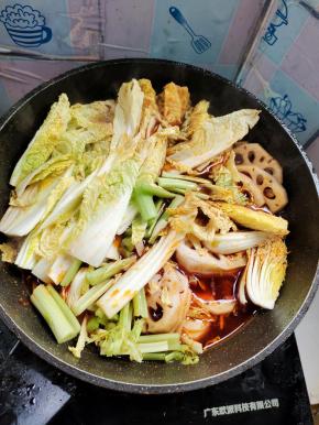 放入藕，娃娃菜和芹菜段！