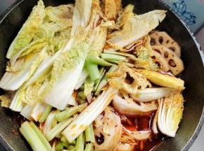放入藕，娃娃菜和芹菜段！