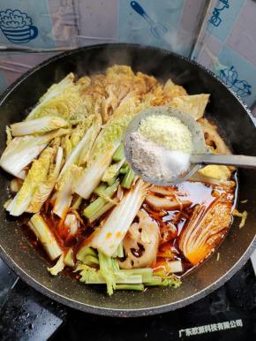 再放入盐，胡椒粉和鸡精调味！