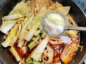 再放入盐，胡椒粉和鸡精调味！