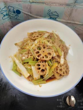 配菜煮熟捞出，放在大碗里垫底儿！