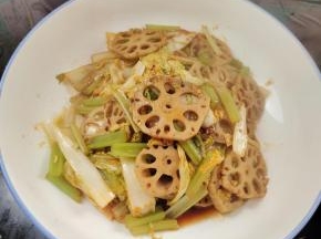 配菜煮熟捞出，放在大碗里垫底儿！