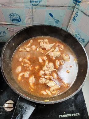 把鸡腿肉放进去，煮10分钟左右！