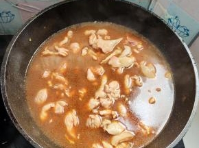 把鸡腿肉放进去，煮10分钟左右！